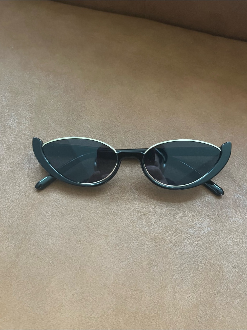 Retro inspired oval cat-eye Black sunglasses